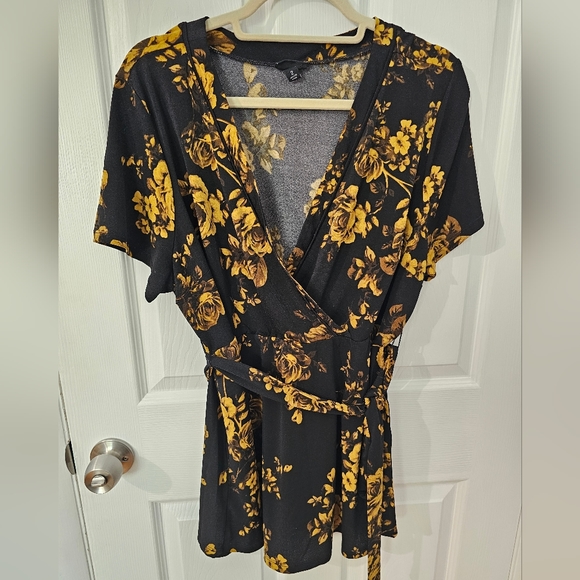 Torrid Black and Gold Floral Wrap Top with Tie in Size 2 - Picture 2 of 6